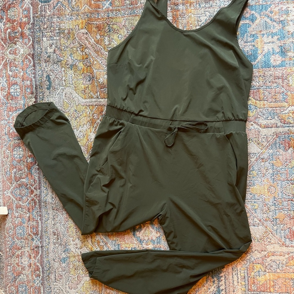 Green active pantsuit